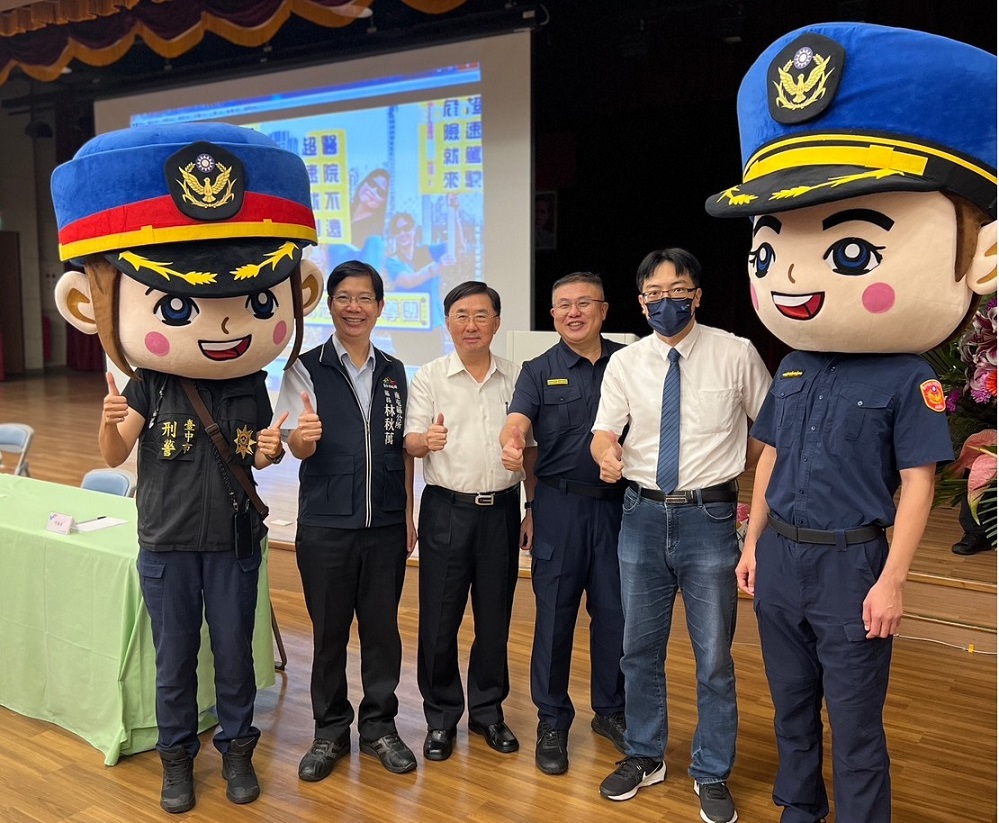 ▲圖說：社區治安座談會大頭娃娃來助陣 （圖／台中市政府提供）
