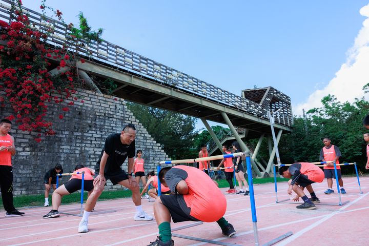 熱血育成/長榮航空馬拉松幼苗計畫 校園巡迴鼓勵青少年挑戰自我
