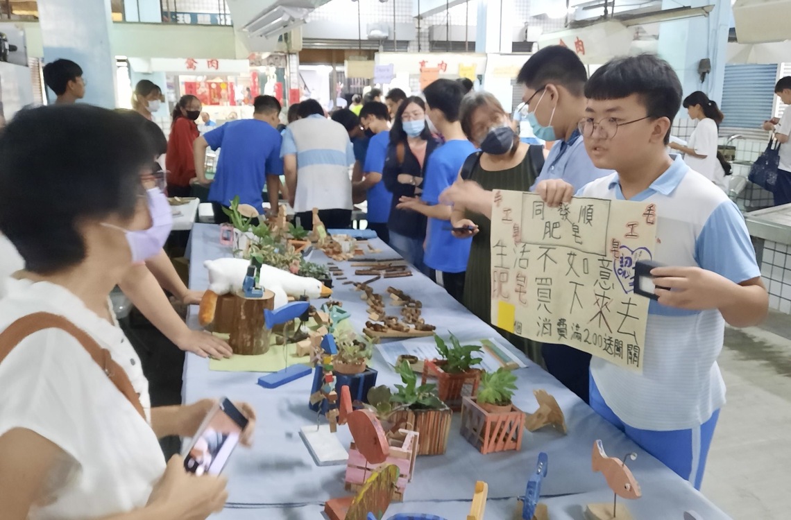 漾新聞|「把菜市場變成大教室」興仁國中攜手前鎮高中中山大學市場辦聯合成果展