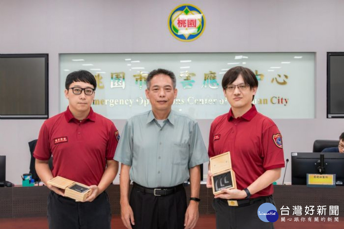 消防局龔永信局長與全國十大傑出救護技術員，桃園消防吳冠翰(左)、林宗翰(右)合影。