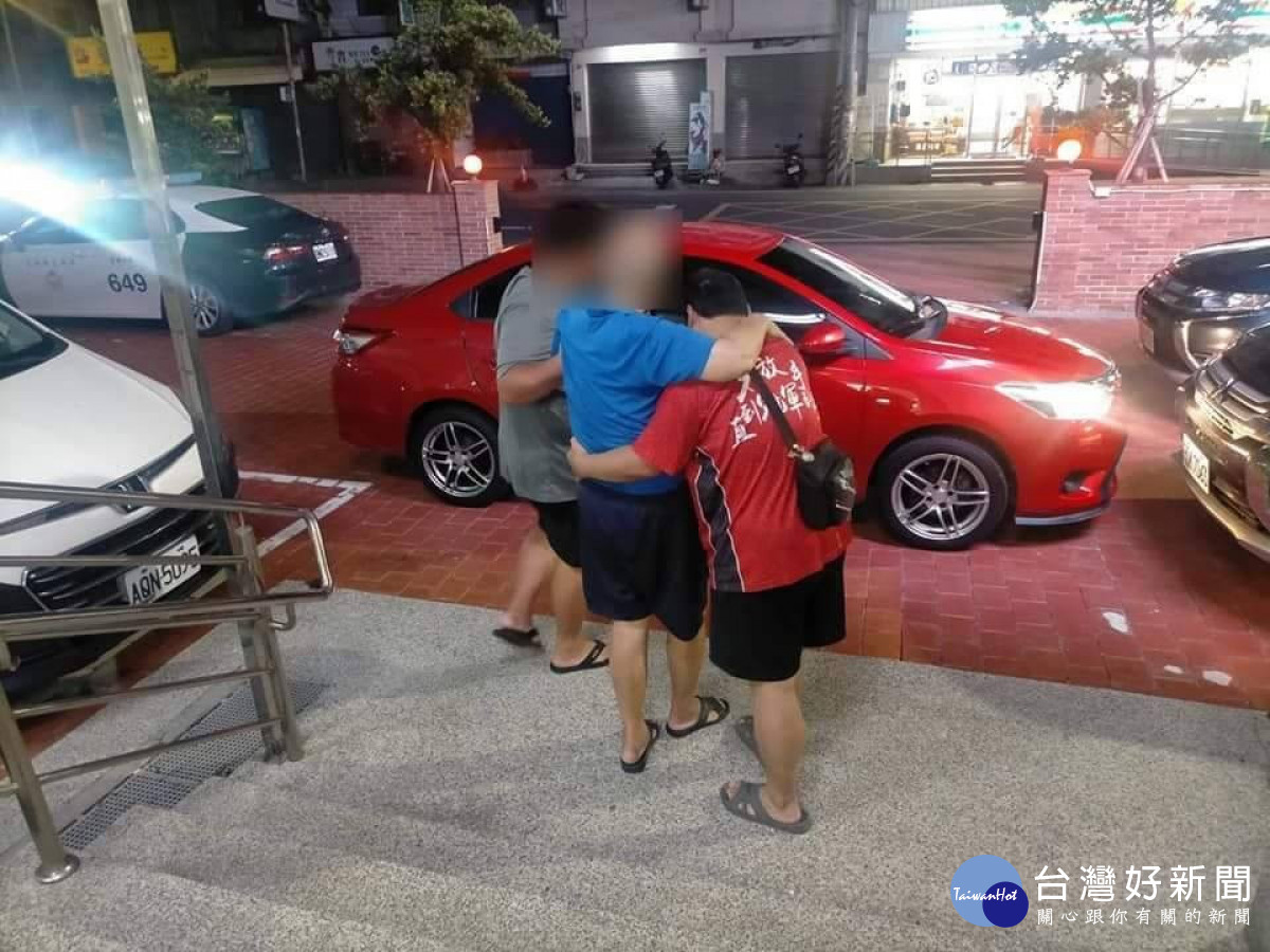 家屬到派出所將老翁接回／台西警分局提供