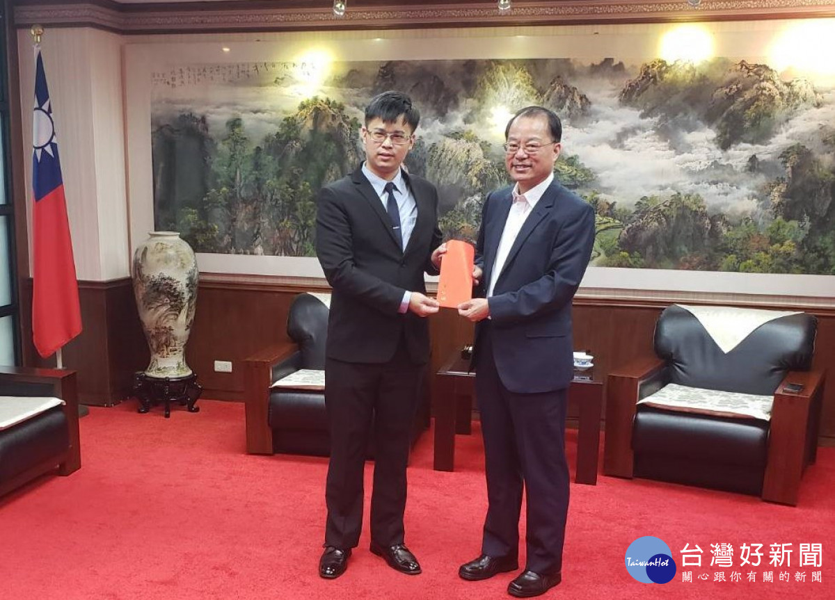警政署長黃明昭肯定中壢警分局警備隊長許天瑜,並致贈獎慰金。