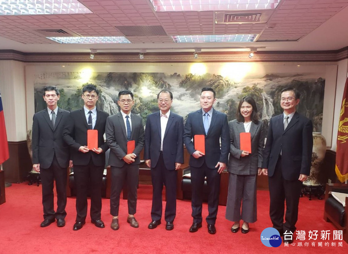 警政署長黃明昭肯定中壢警分局警備隊長許天瑜,並致贈獎慰金。