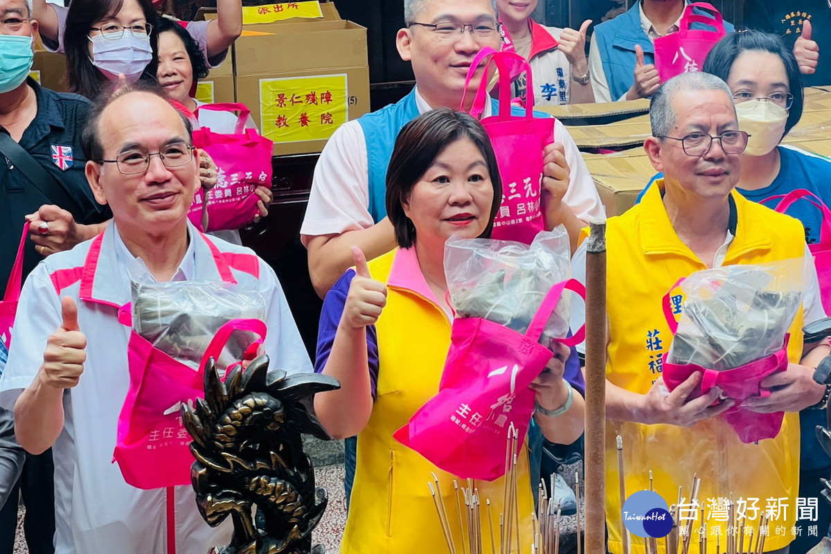 八德三元宮主委、桃園市議員呂林小鳳與廟內工作人員分送愛心粽。<br /><br /> 