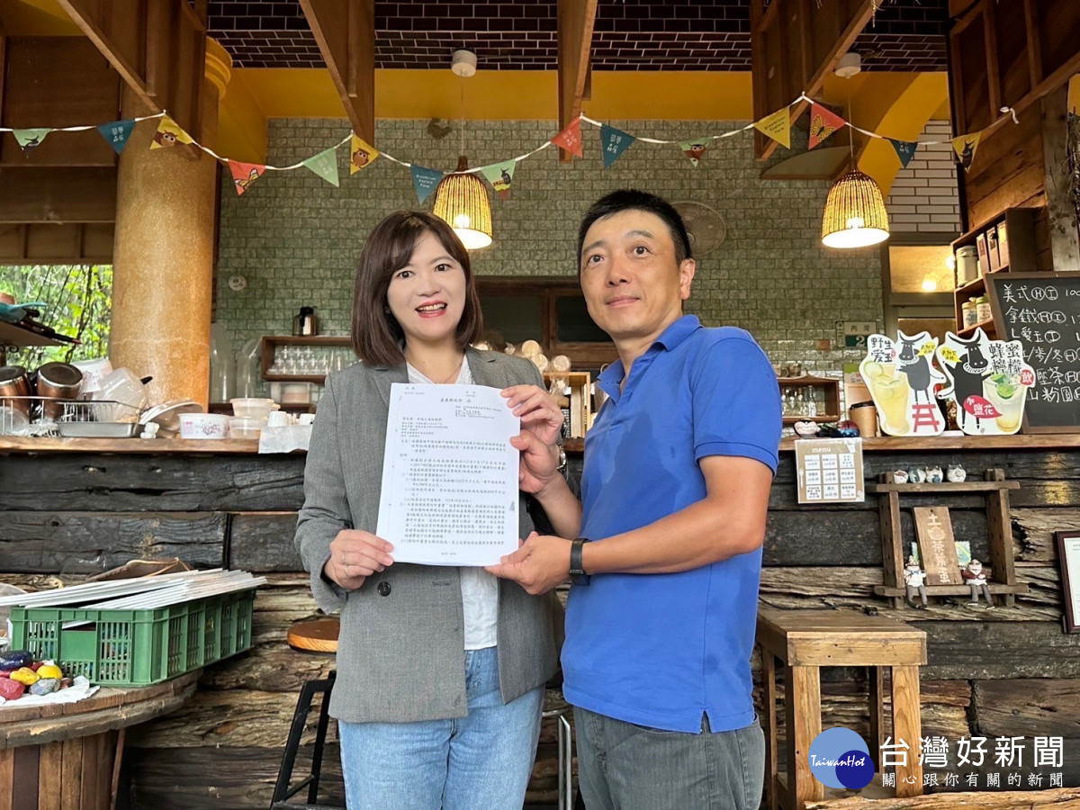 文觀局長徐佩鈴代表縣府，恭喜業者取得第1家農牧用地土地使用許可／文化觀光局提供
