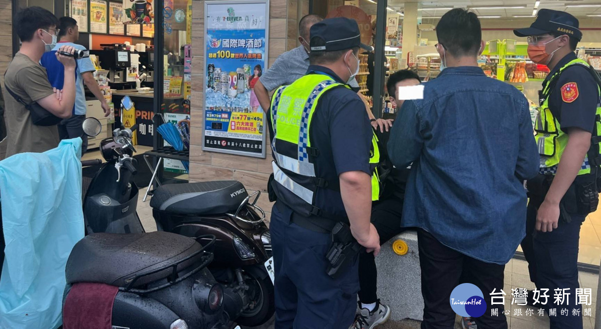 警方於面交地點埋伏並全程蒐證，當場逮捕取款89年次的邱姓車手／竹崎警分局提供
