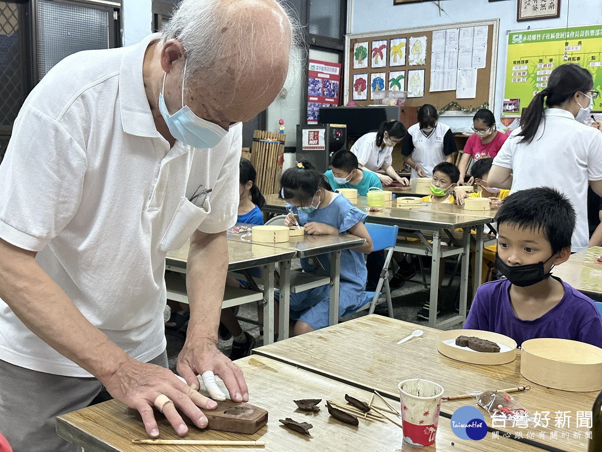復刻兒時「羅黏香」香包 鹿港戲偶大師伴學童提前過端午