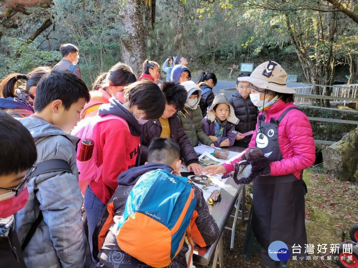 塔塔加大鐵杉黑熊駐點解說(圖片/玉管處提供)