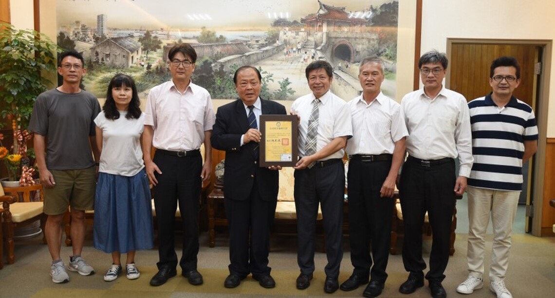 馬公高中校長丁志昱榮調彰化 陳光復頒贈榮譽縣民證