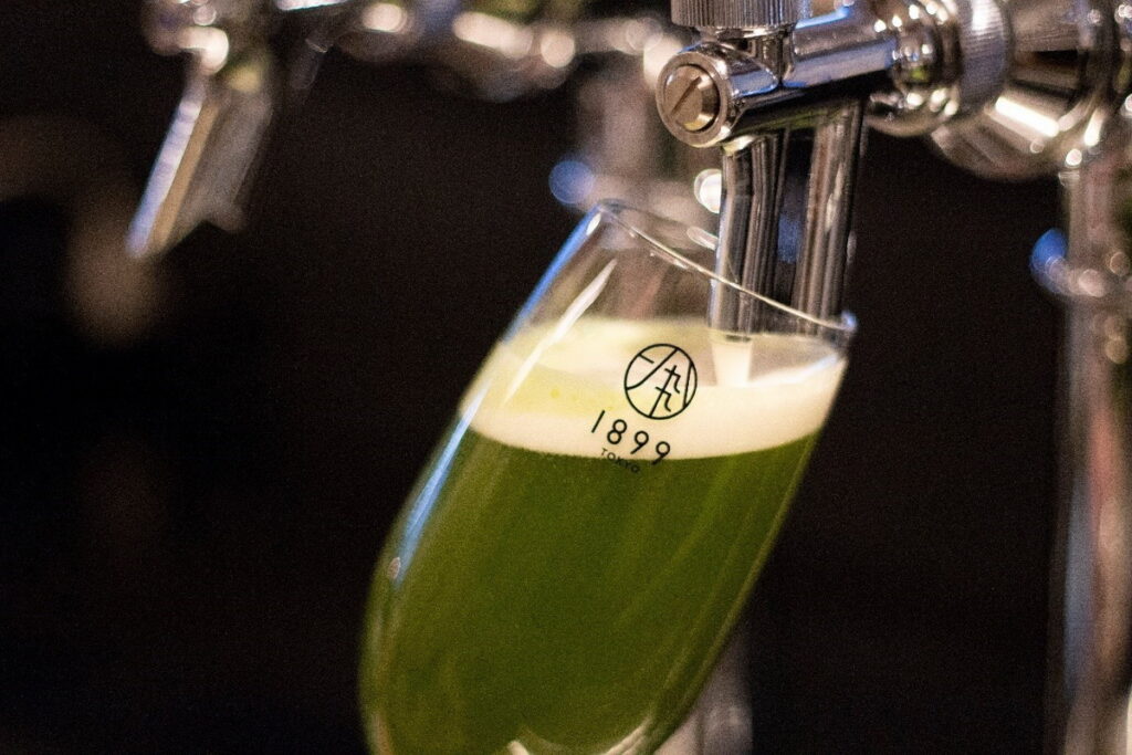 夏季限定的「抹茶啤酒花園」提供飲品喝到飽（3,500日圓，限時120分鐘），除了受歡迎的「抹茶啤酒」之外，還可暢飲各種使用茶的飲料。（Ⓒ1899 HOSPITALITY CO., LTD.）