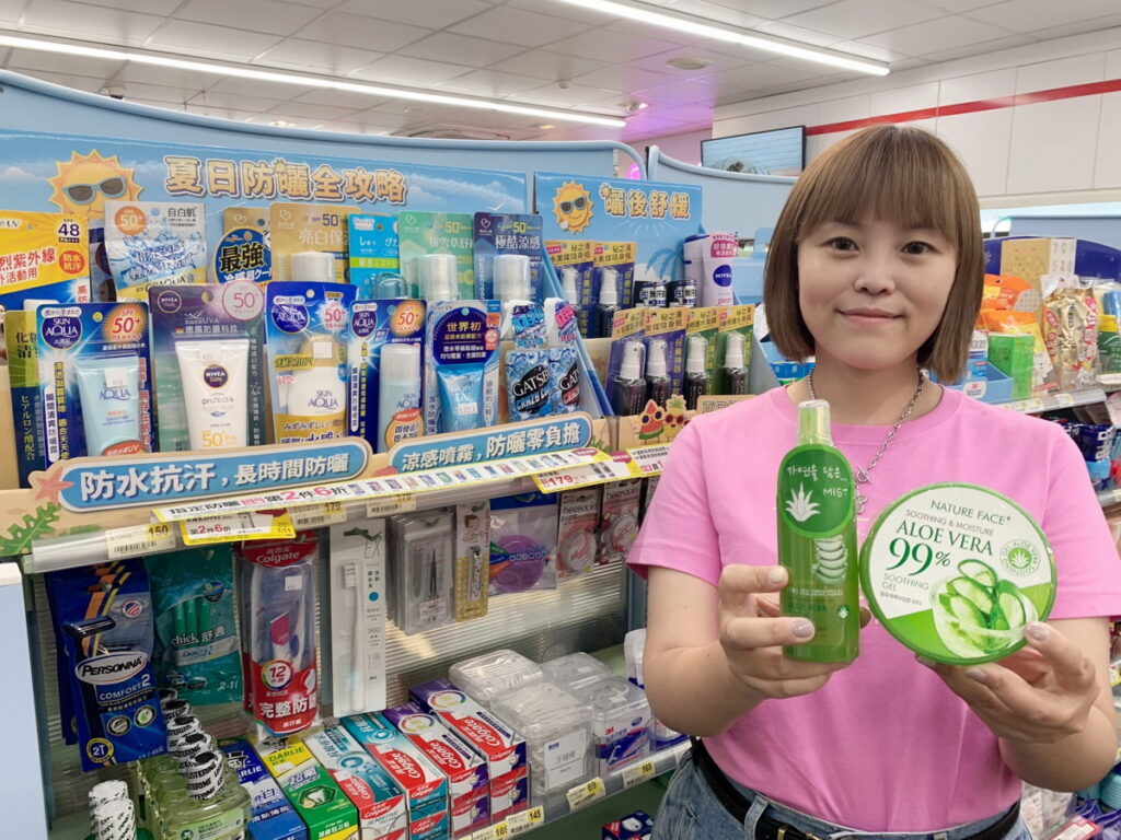 7-ELEVEN即日起推出包含高露潔專業型牙刷、紙品衛生棉買1送1、指定洗面乳第2件5折、防曬用品第2件6折等優惠，今夏出遊就到7-ELEVEN補給超便利!