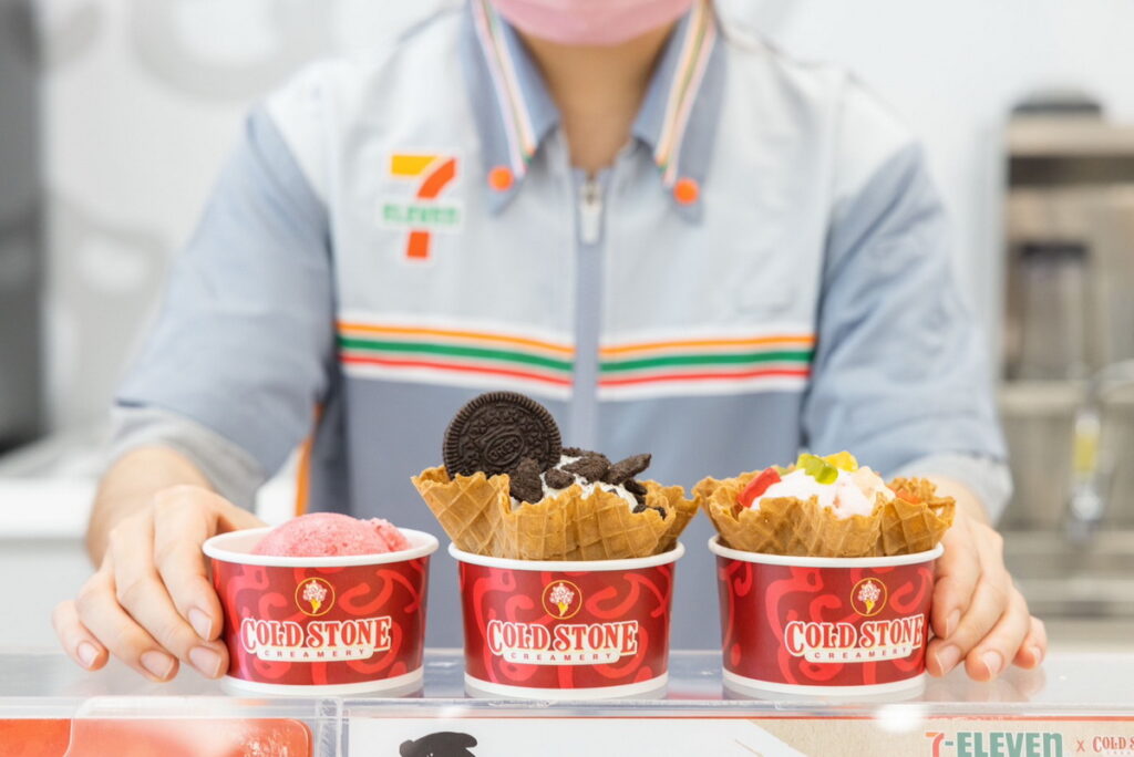 「7-ELEVEN酷聖石複合店」6月21日因應夏至推出「夏至吃冰趣mini系列買一送一」一日限定優惠，購買mini系列2oz冰淇淋($59)，即享買一送一優惠。