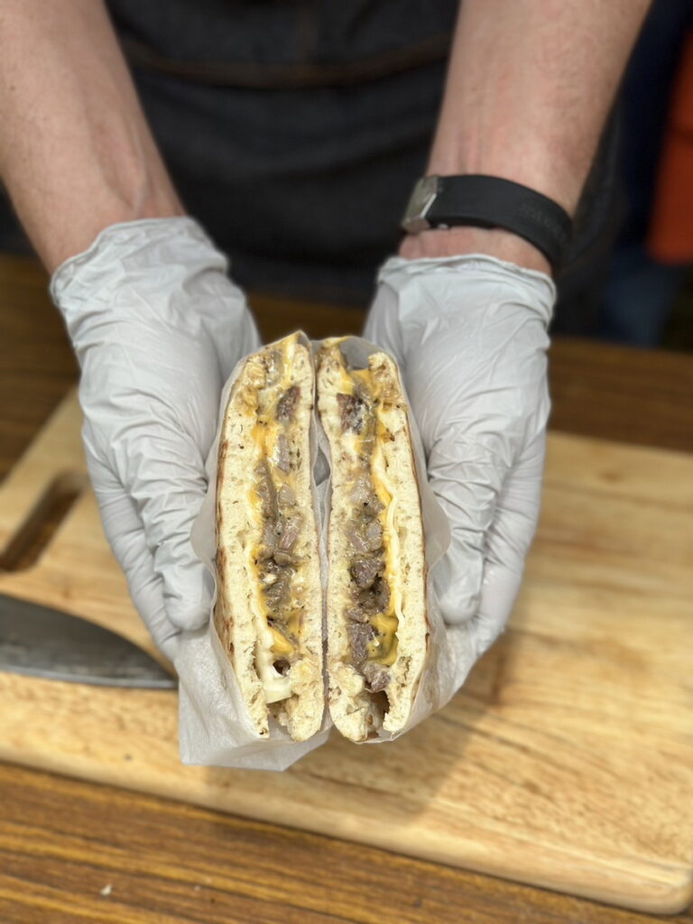 GOMAJI_0618麻吉城市樂園_新店陽光運動公園_澳洲牛肉起士漢堡,是場內最受歡迎的美食之一