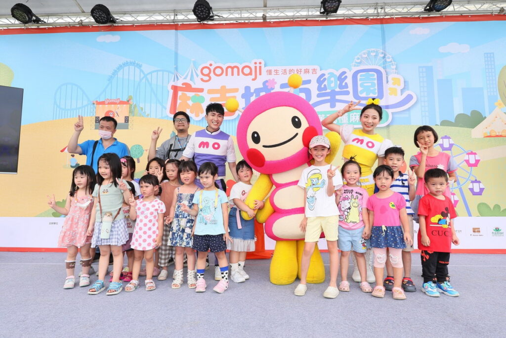 GOMAJI_0618麻吉城市樂園_新店陽光運動公園_小粉絲們與MOMO親子台、東森幼幼台的哥哥、姐姐合照