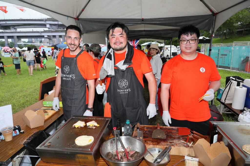 GOMAJI_由Gomaji策略長Michael帶隊在現場為大家烹飪美味的澳洲起士牛漢堡,是場內最受歡迎攤位之一