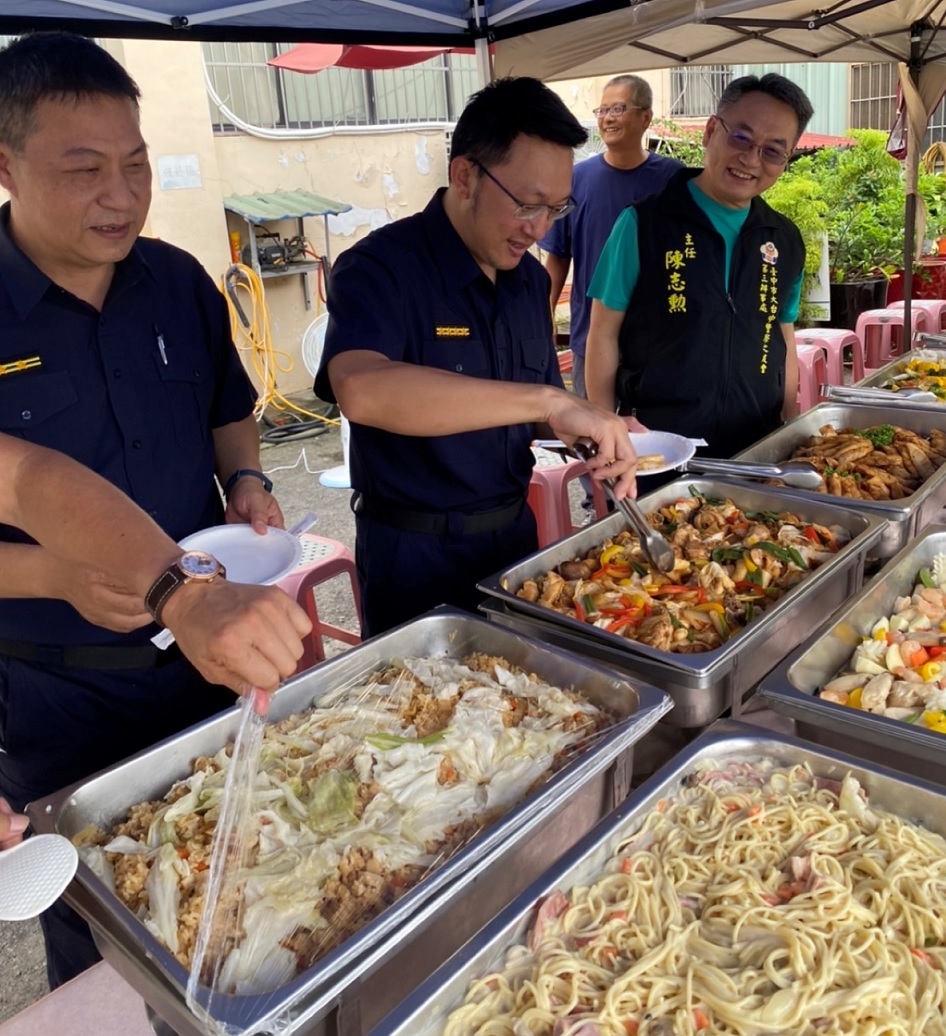 ▲圖說:科隆白金牙醫診所不僅照顧員警門面,更準備豐盛餐點慰勞員警 (圖/台中市政府提供)