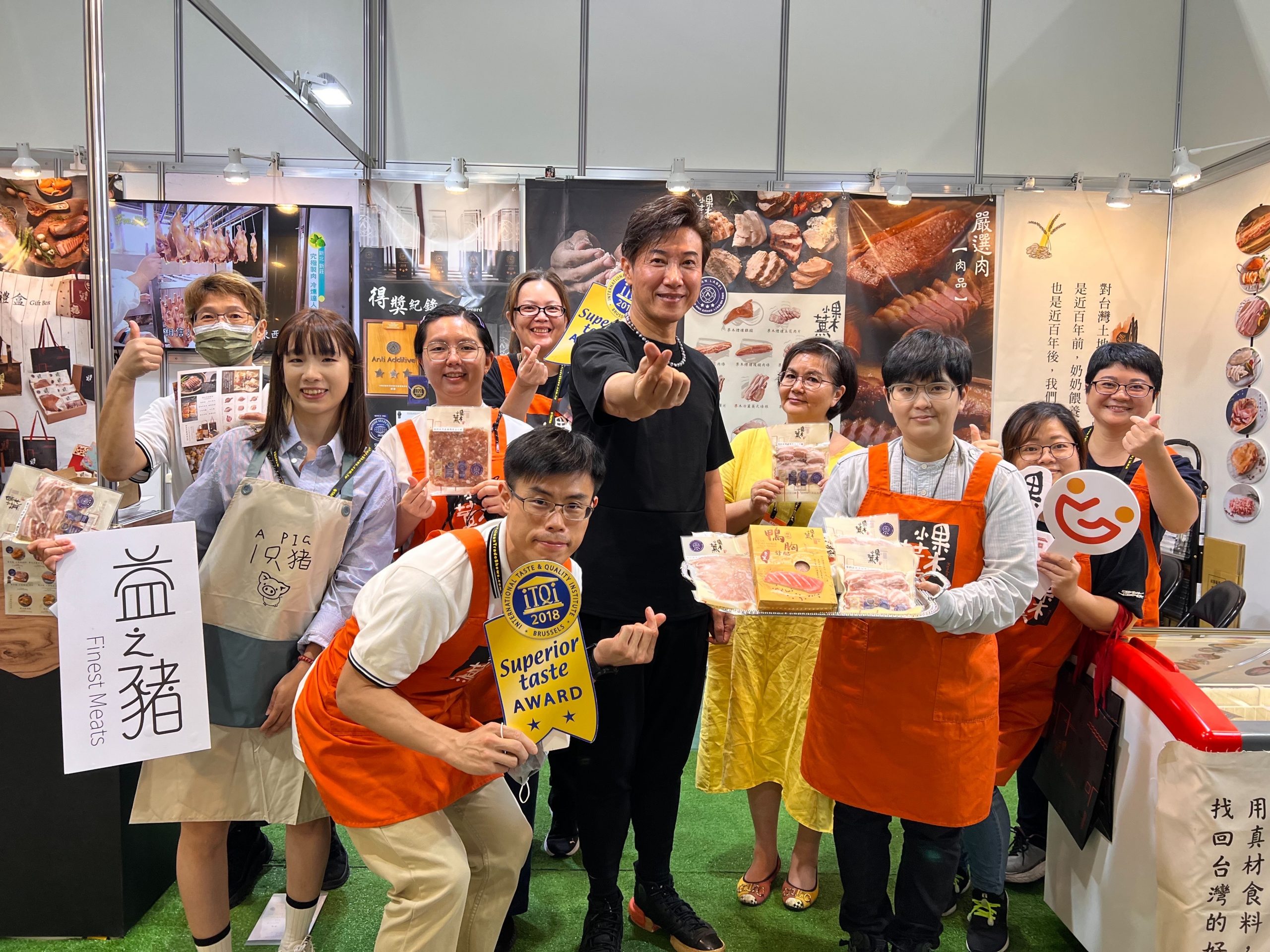 美食天王陳鴻於食品展大推果木小薰品牌和益之豬產品。(果木小薰/提供)
