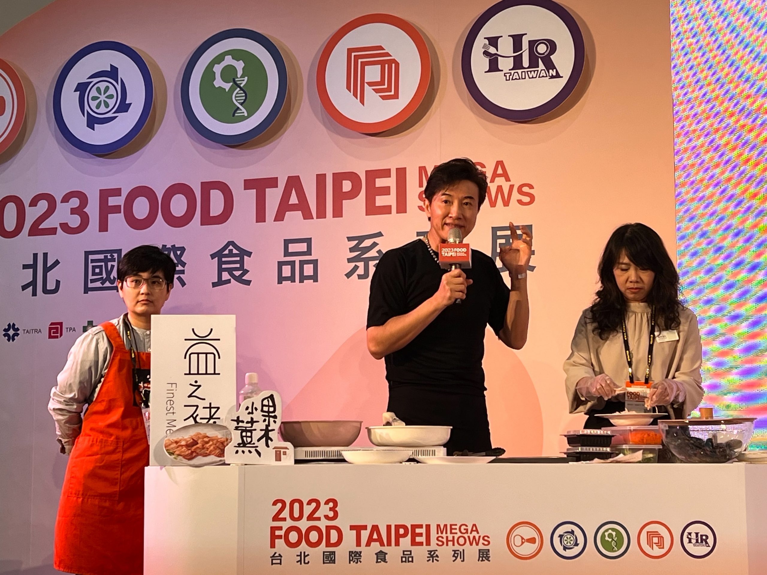 美食天王陳鴻大推果木小薰品牌和益之豬產品,日前受邀食品展為廠商製作創意料理,大受好評。(果木小薰/提供)