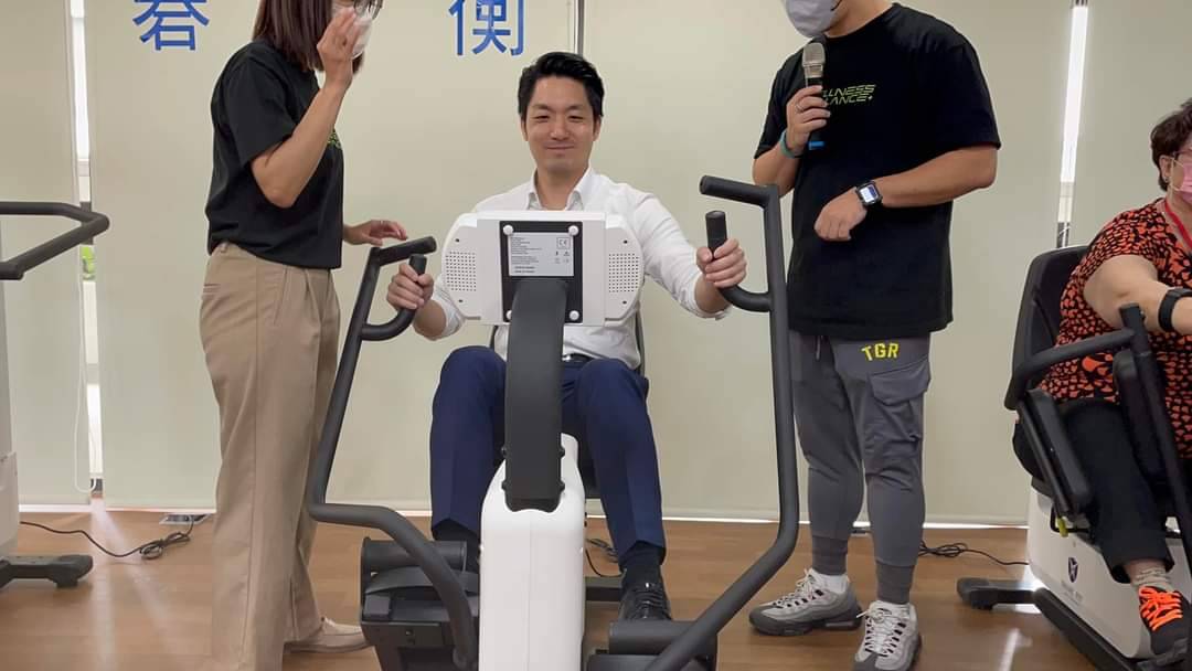市長蔣萬安體驗碁力衡運動教室設施。(記者/司徒攝)