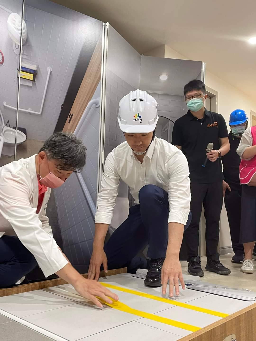 市長蔣萬安示範臺北扶老.軟硬兼施居家簡易修繕服務。(記者/司徒攝)