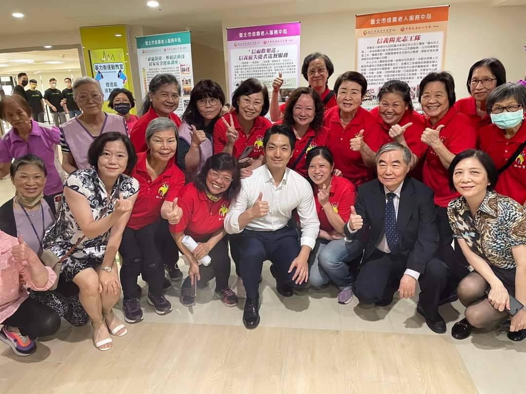 紅心字會長官、志工長輩們與市長蔣萬安合照。(記者/司徒攝)