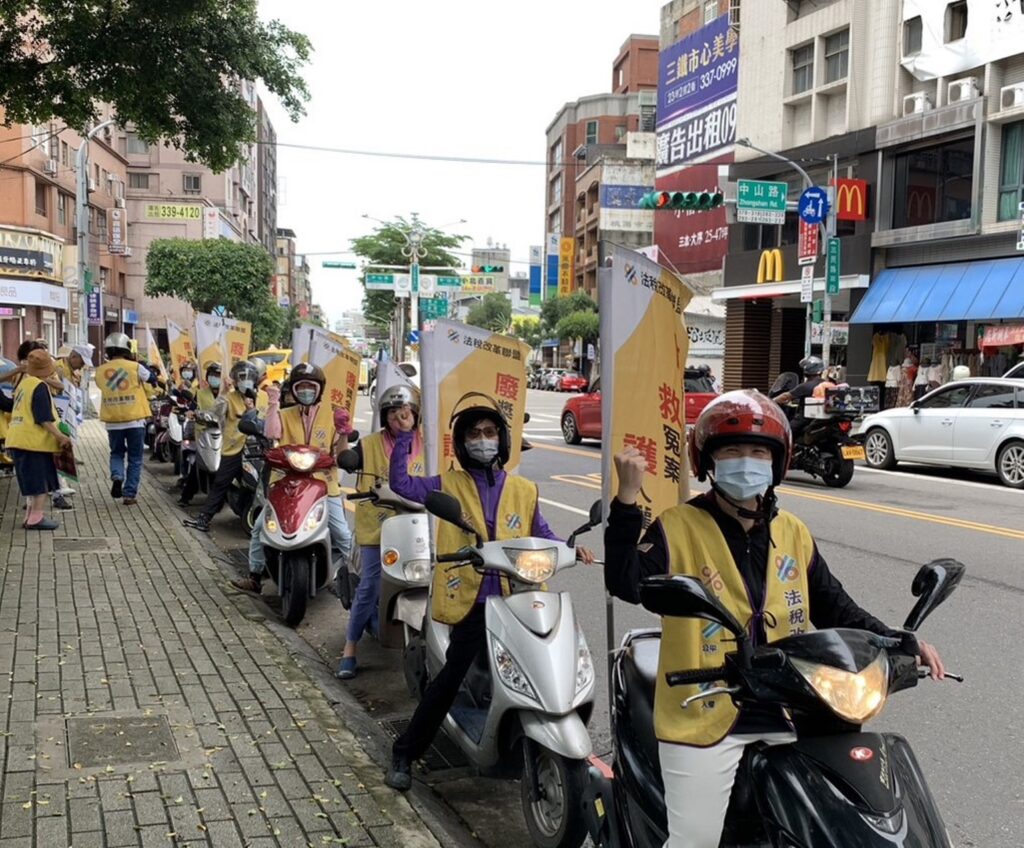 ▲民團舉辦環島成功歡迎會,民眾紛紛上前陪走,也有機車車隊相迎。(記者晨曦翻攝)