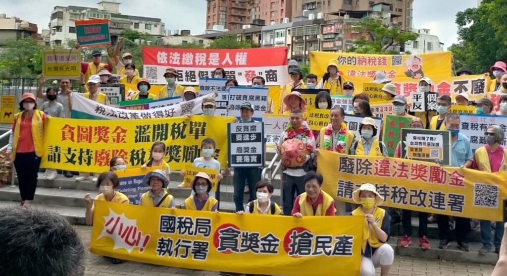 ▲桃園鄉親阿展徒步環島成功,民眾熱情獻花為他加油打氣。(記者晨曦翻攝)