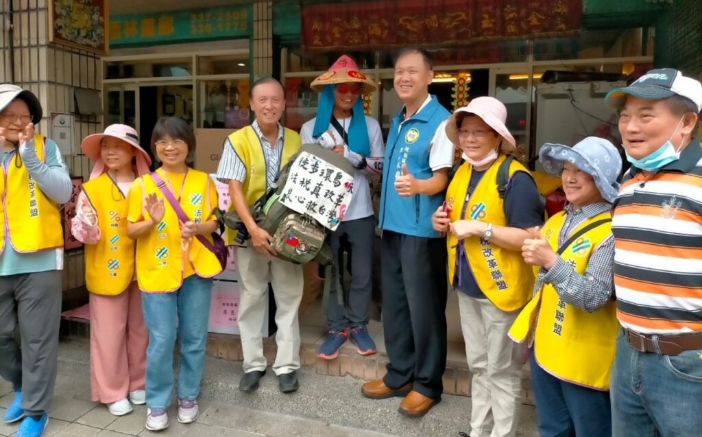▲在地南華里里長林獻堂(左三)表示,希望台灣稅務透明,立委要幫忙改善,讓人民好勢(台語) 。(記者晨曦翻攝)