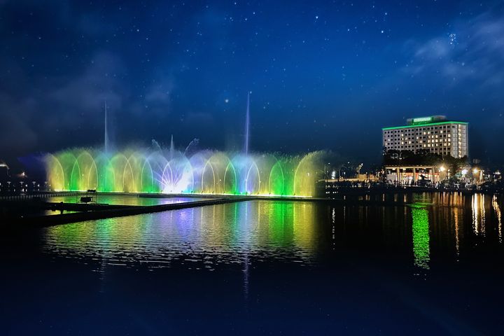 欣賞暑期故宮南院推出的夜間水舞表演是相當推薦的渡假住宿選擇。 圖:長榮文苑酒店/提供
