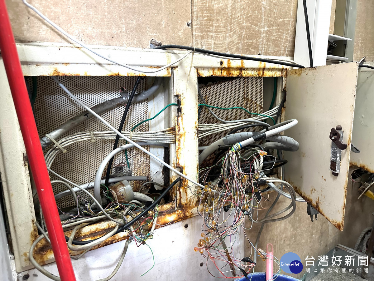 頭家國小廣播設備設置於地下室停車場機房內,潮濕造成系統經常性不穩定。