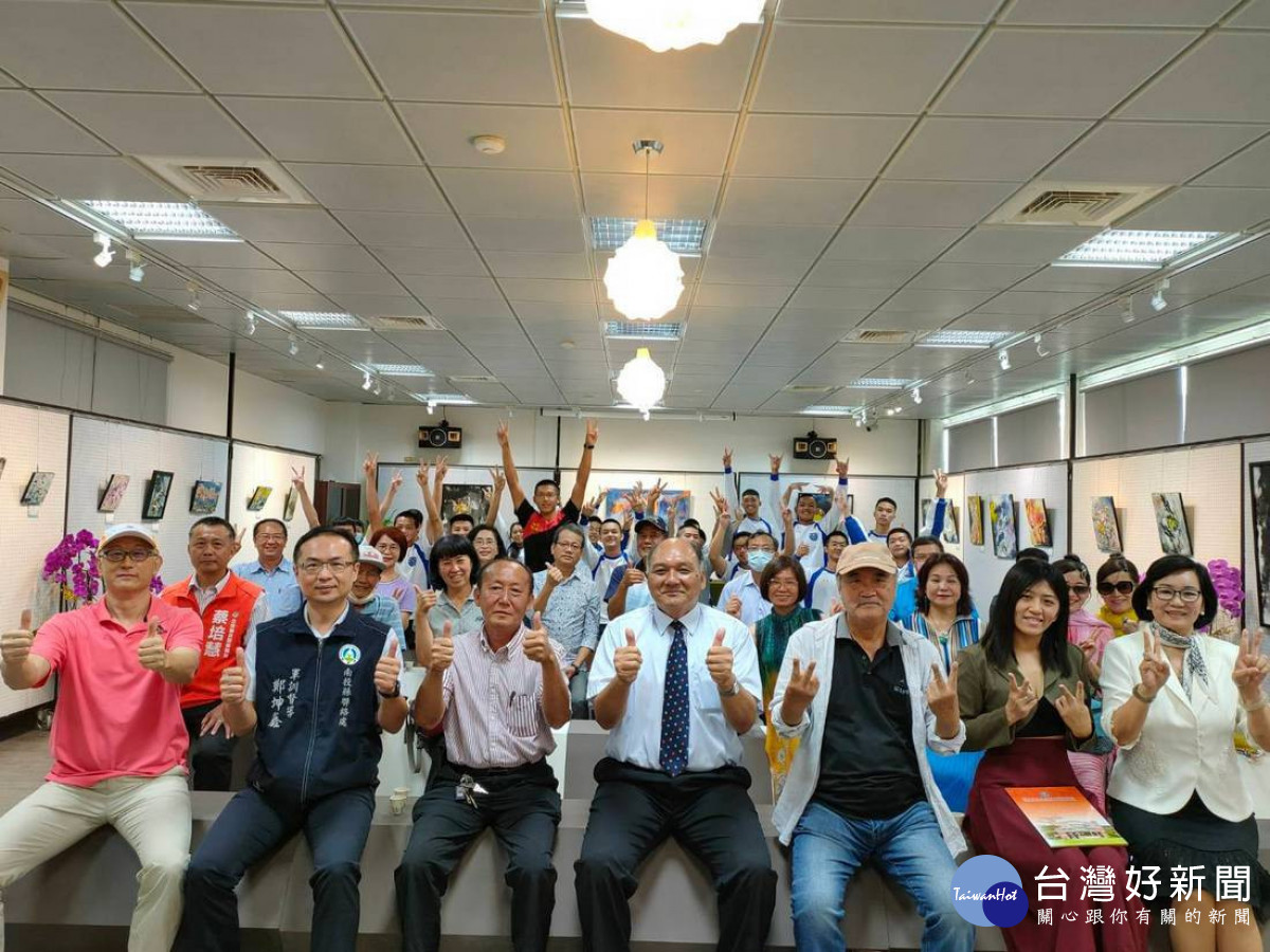 水里商工紅樓雅集藝文中心辦理【傾情于色】- 陳品均油畫創作展，貴賓熱情參與展覽茶會，並一同欣賞雅作。