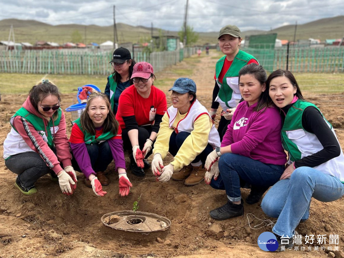 蒙古家扶村住民共同參與種樹行動,療癒身心