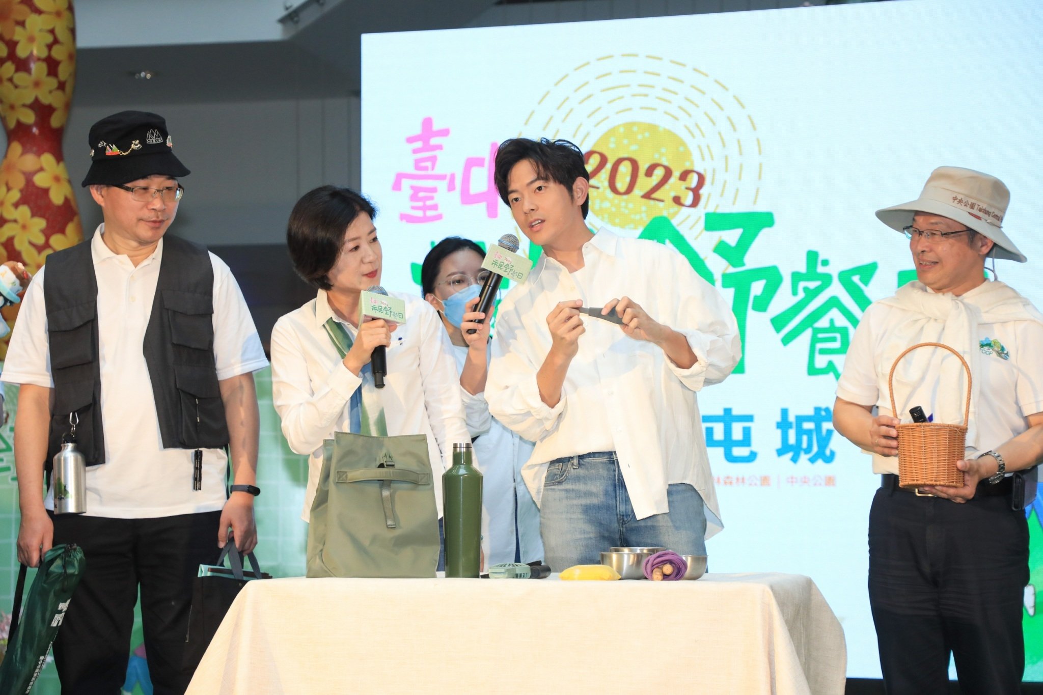 藝人宥勝(右2)代言今年台中市民野餐日活動,但因被爆性騷,台中市長盧秀燕證實將拔除代言。翻攝王育敏臉書
