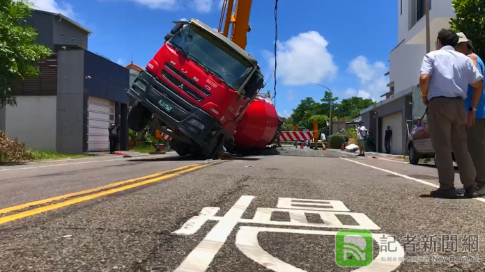 台南平安區馬路出現「天坑」 混凝土預拌車陷入坑中動彈不得