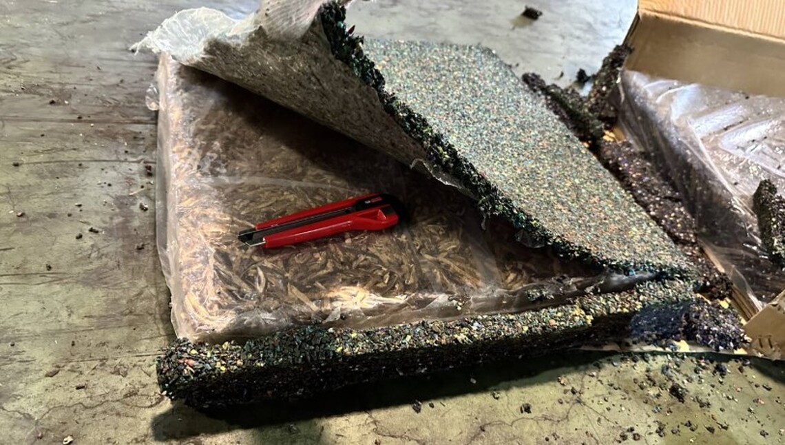 端午節前夕 高雄關查獲橡膠製戶外地板夾藏疑似中國大陸製乾香菇絲
