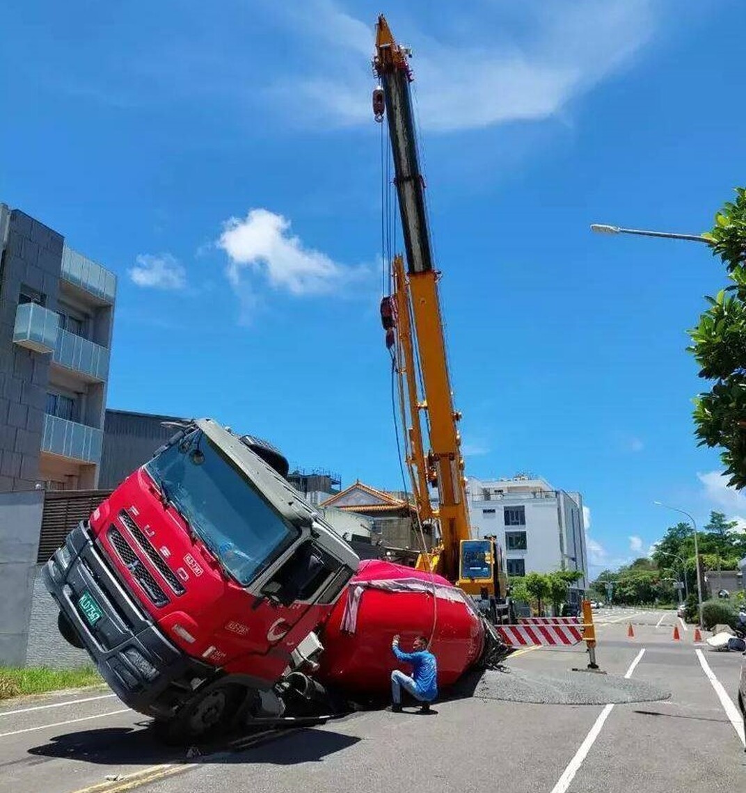 台南安平道路天坑陷1預拌車