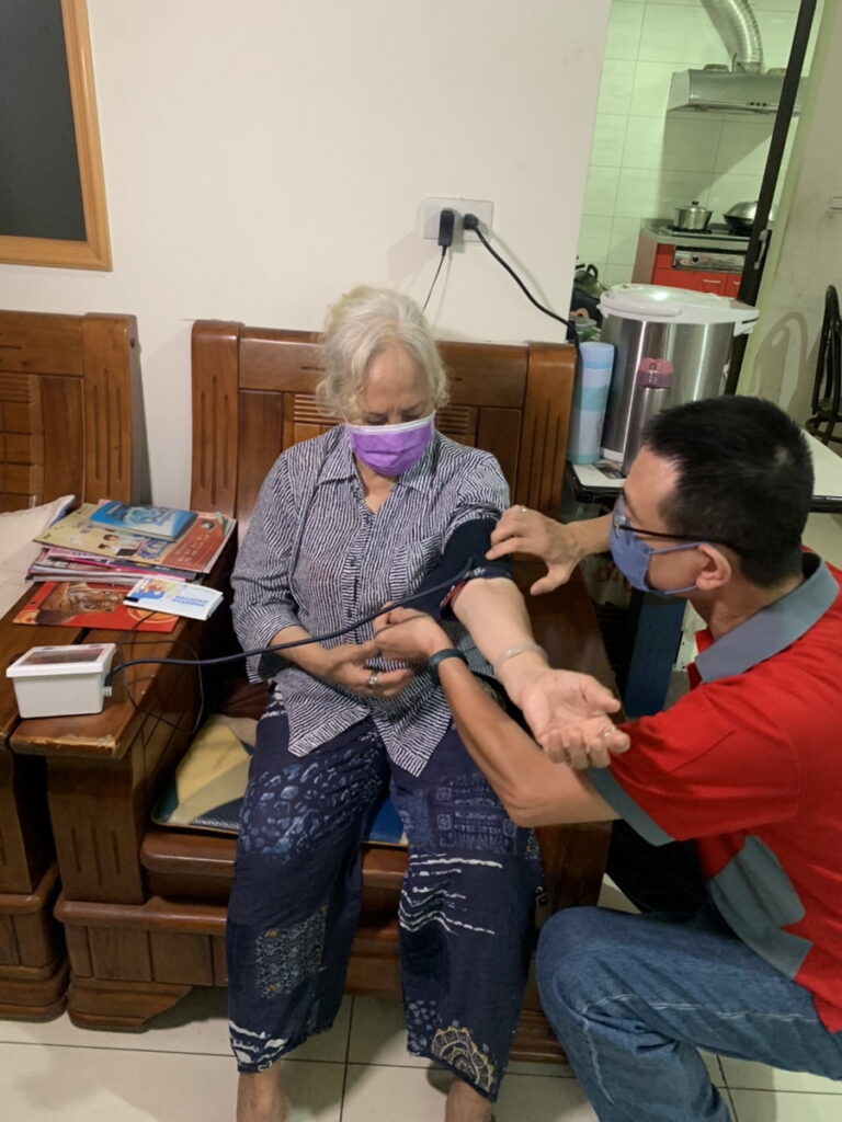 端午前夕全國電子化身「家電健檢師」清理維護的冷氣濾網、冰箱等,幫忙量血壓,守護行動不便獨居失依長者的居家安全