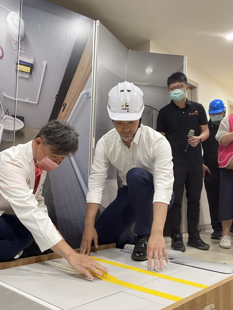 市長蔣萬安示範臺北扶老.軟硬兼施居家簡易修繕服務