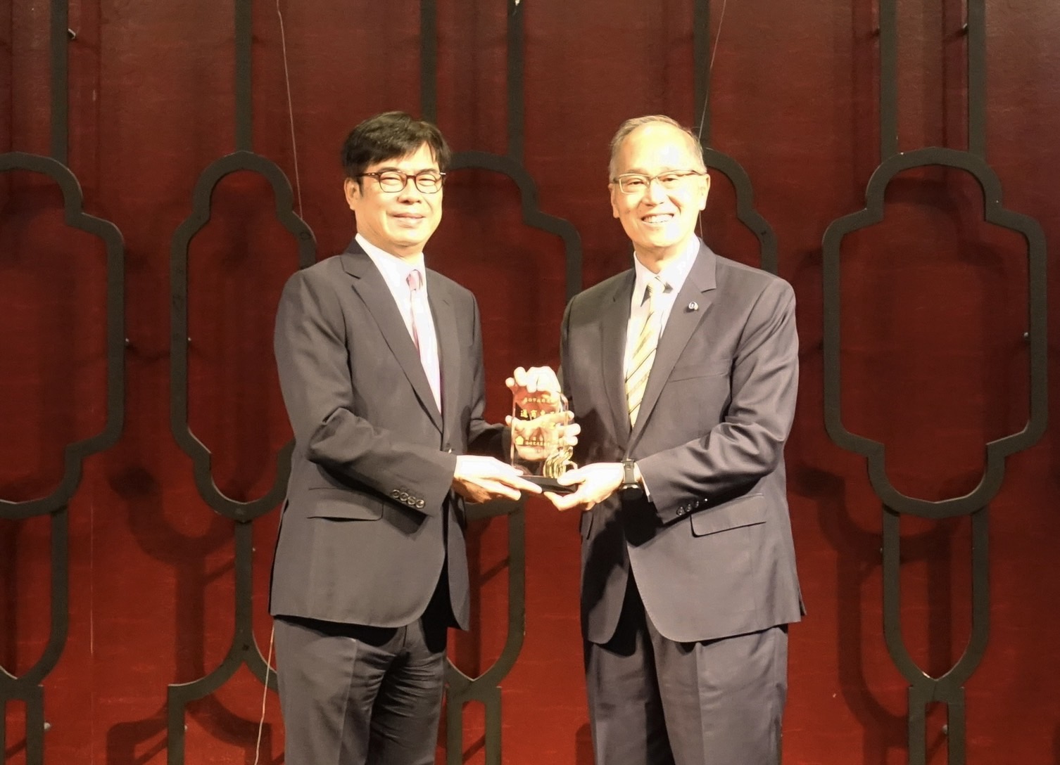 ▲李大維董事長致贈感謝牌予高雄市長陳其邁。（海基會提供）