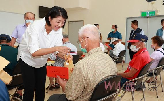 南投縣長許淑華親自發放竹山區老人假牙補助金