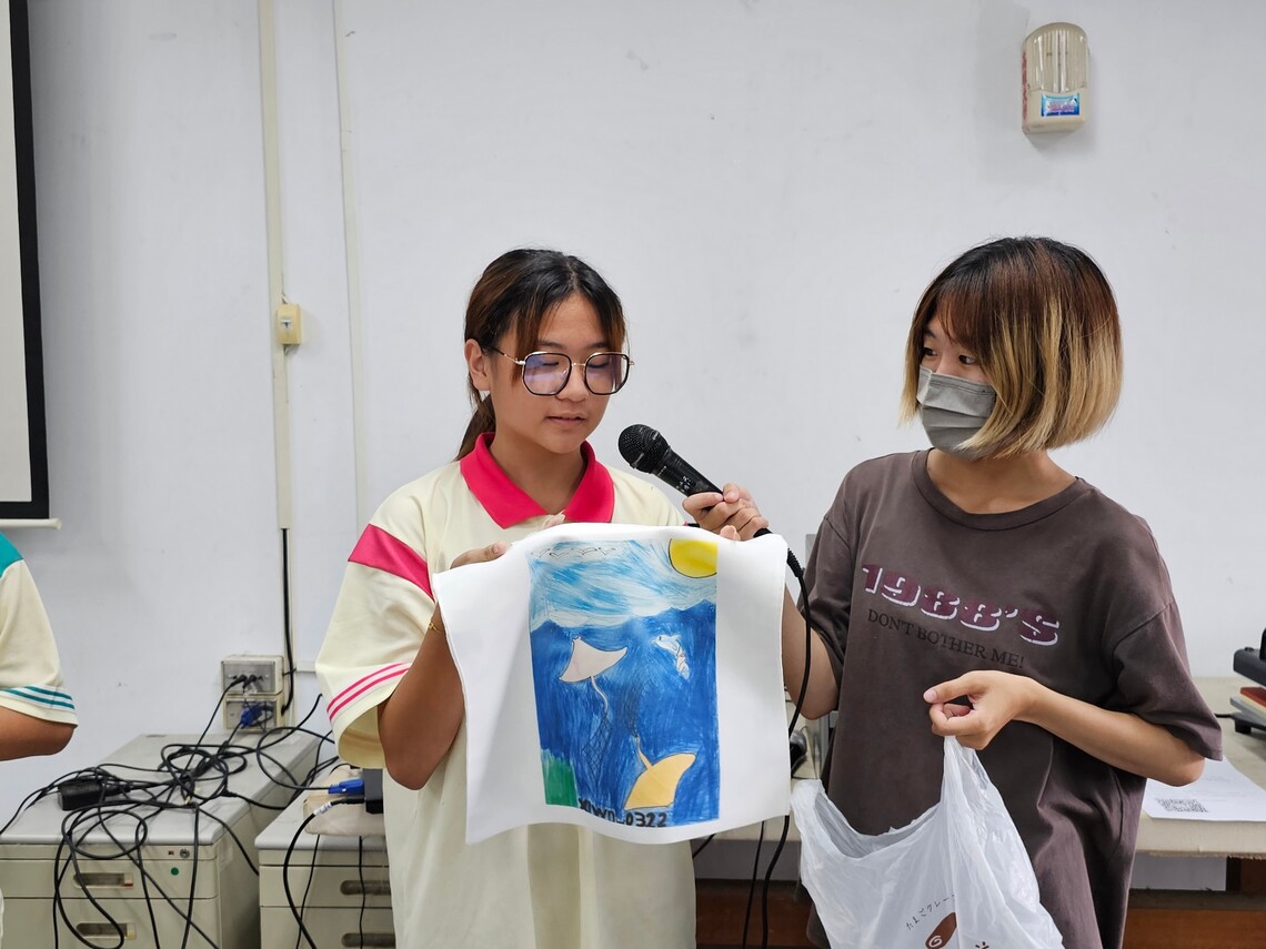漾新聞|高雄大學藝創系攜手蚵寮國中師生體驗熱轉印藝術、VR科技魅力