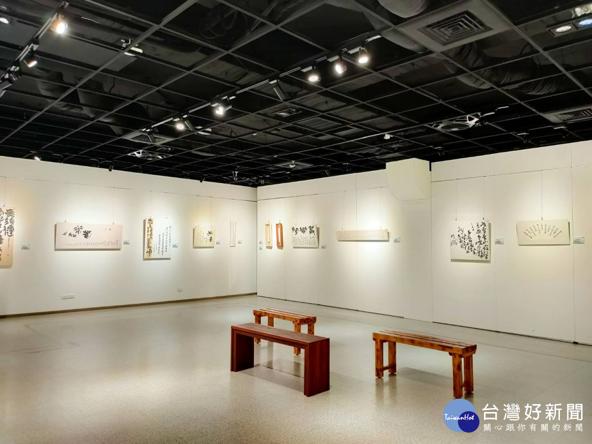 「潛盦清音」個展,藝術家蔡秋榮嘗試突破框架,交織詩、書、畫、印之美。圖/記者鄧富珍攝