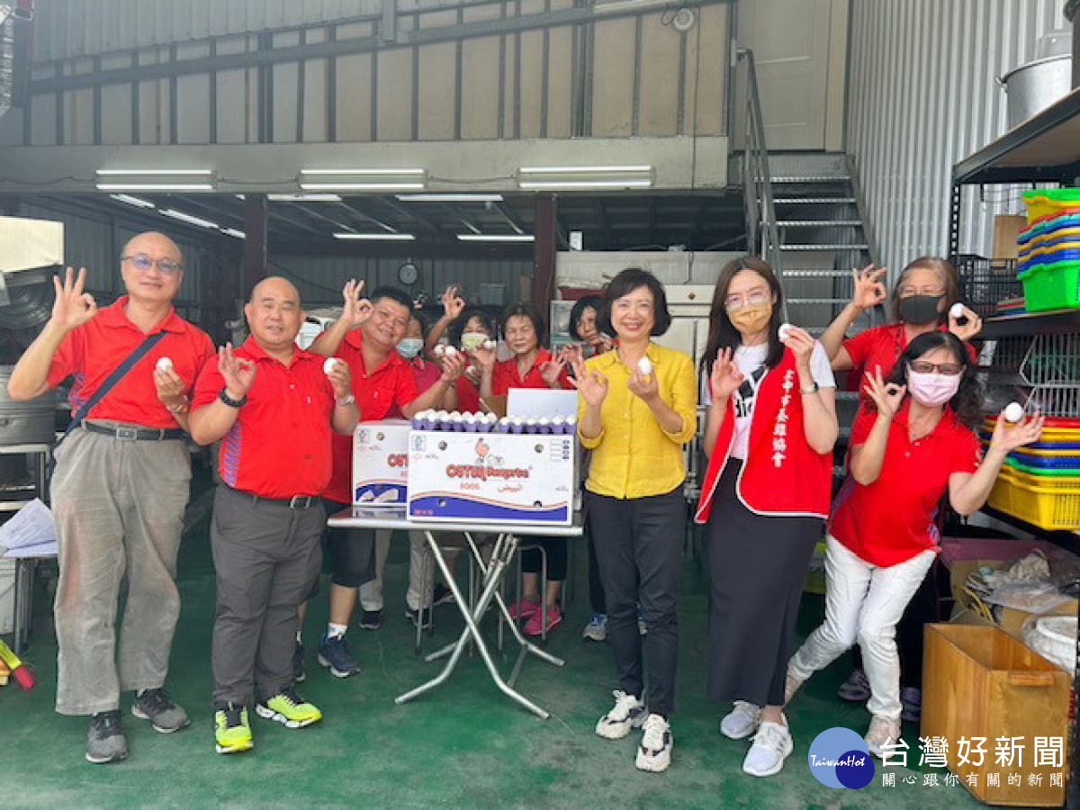 立委送蛋給關懷據點。林重鎣