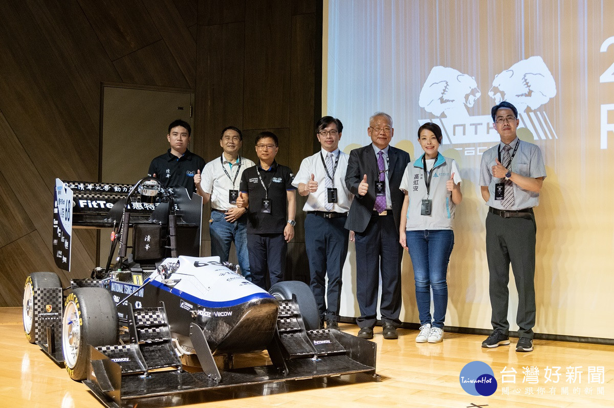 清大賽車工廠第七代無人駕駛電動賽車正式亮相,左起清大賽車工廠隊長白泓均、指導教授王培仁、林昭安、工學院院長蔡宏營、副校長戴念華、新竹市長高虹安、動機系系主任黃智永