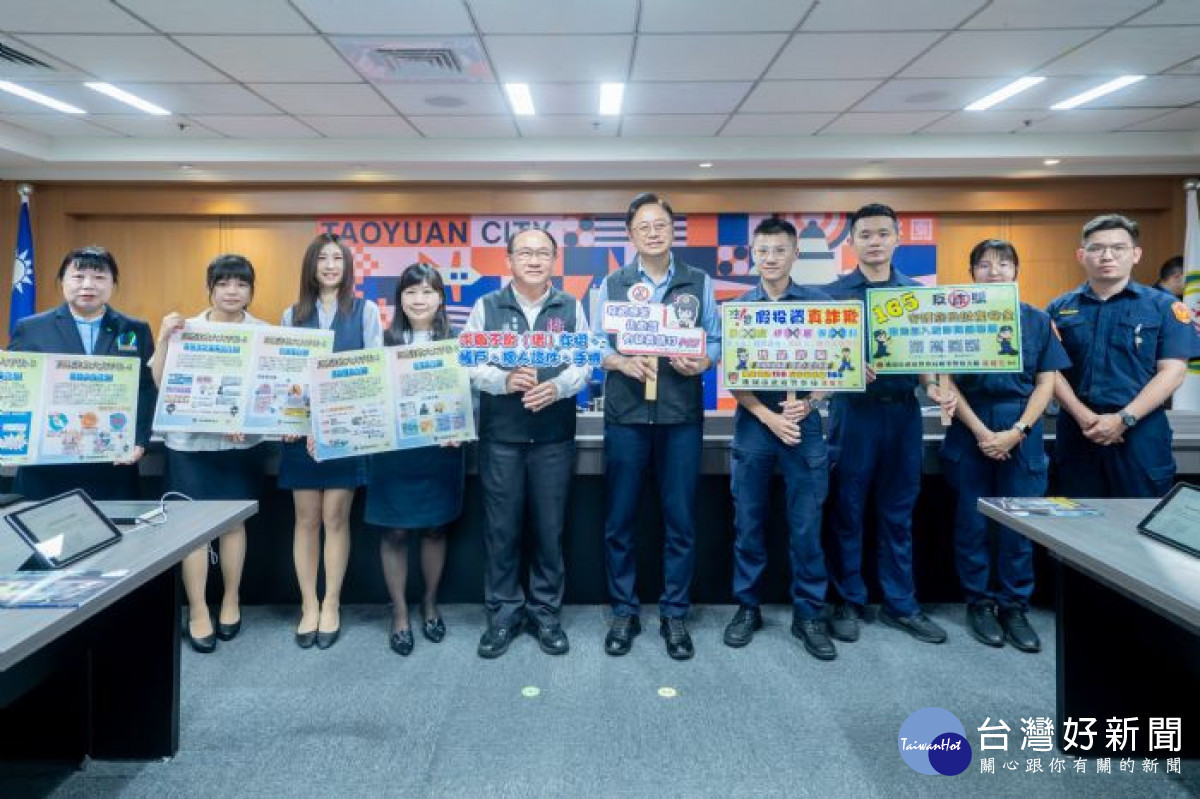 金融機構從業者與警員共同宣導反詐騙。