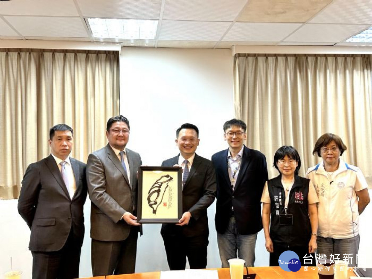 蘇俊賓副市長與駐臺北烏蘭巴托貿易經濟代表處由羅扎亞代表合影。<br /><br /> <br /><br />
