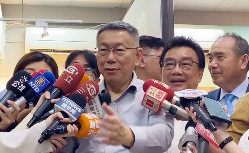民眾黨總統參選人柯文哲(前右3)20日到基隆參訪。中央社