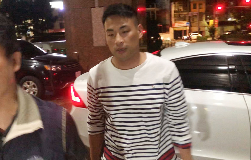 基隆市議員張秉鈞（中）涉嫌詐領助理費，昨晚由基隆市調查站人員送往基隆地檢署複訊。中央社