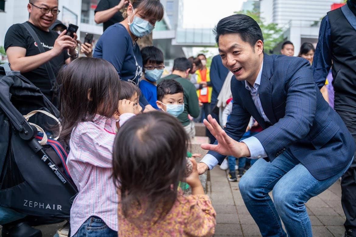 為減輕新手爸媽負擔,台北市長蔣萬安推出私幼補助方案,並承諾會有追繳機制防止政策大撒幣。翻攝蔣萬安臉書