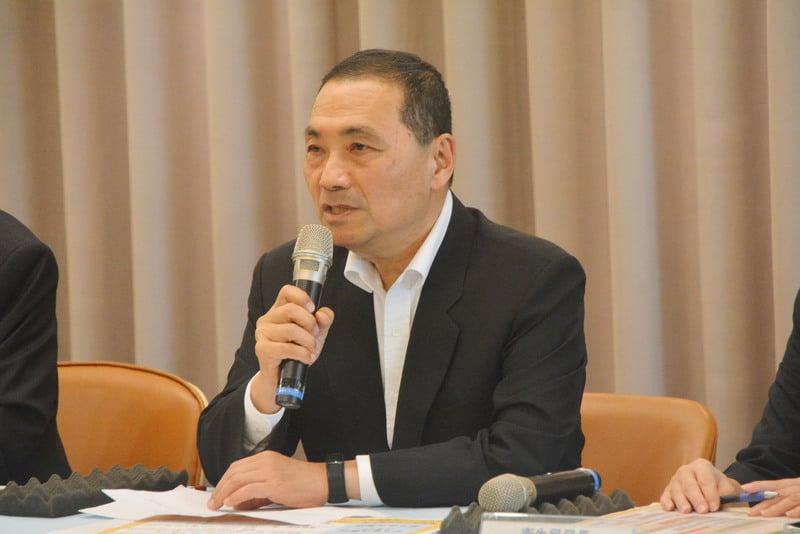國民黨總統參選人侯友宜(圖)民調落後,國民黨前秘書長李乾龍說藍營基本盤不會跑掉。中央社